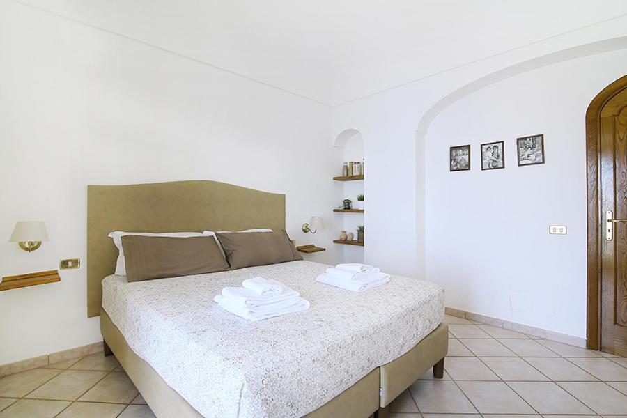 Colle Dell'Ara Bed and Breakfast Positano Rum bild